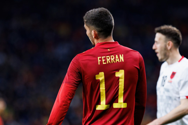 Ferran Torres selittää kiistanalaista ”Make Spain Great Again” -lippistä, jota hän käytti MM-juhlissa