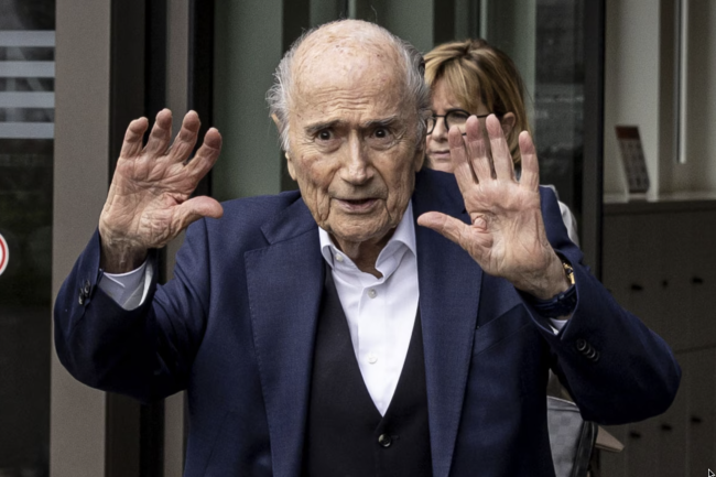 Sepp Blatter kehottaa jalkapallofaneja jättämään MM-kisat väliin Yhdysvalloissa: "Pysykää poissa Yhdysvalloista!"