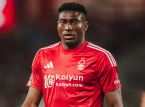 Nottingham Forestin hy&ouml;kk&auml;&auml;j&auml; Taiwo Awoniyi on koomassa loukkaantumisen j&auml;lkeen, jonka tuomarit olisivat voineet est&auml;&auml;