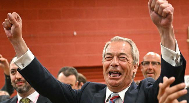 Farage ja Count Binface ottavat mittaa toisistaan: mies vastaan roskalaatikko