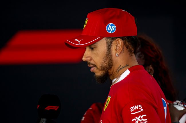 Lewis Hamiltonin vika saa hänet vaihtamaan paikkaa Fernando Alonson kanssa Singaporen GP:ssä