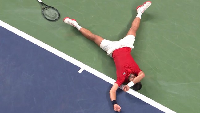 Novak Djokovic selviytyy jälleen yhdestä piinallisesta ottelusta ja ylittää yhden Federerin ennätyksen