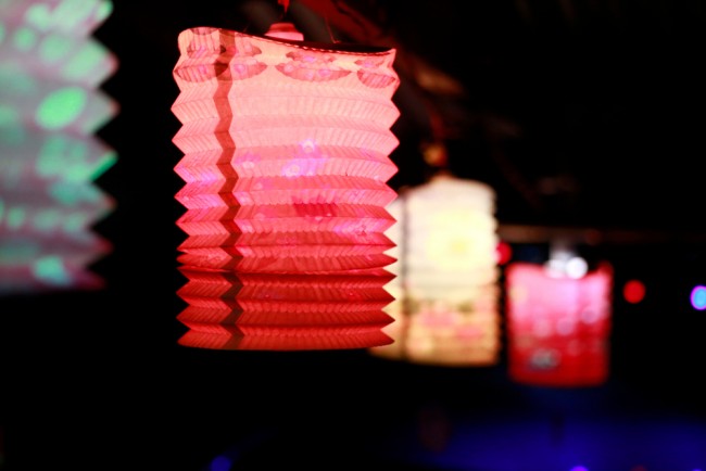 Myanmarin buddhalaisfestivaalilla tapahtuneessa laskuvarjohyppääjäpommi-iskussa kuoli ainakin 24 ihmistä