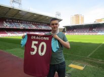 media/43/westhamsigns_1754393t.jpg