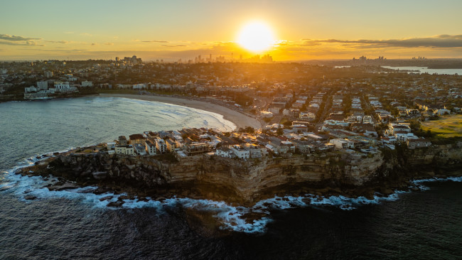 Bondi Beachin ampujan pysäyttänyttä miestä syytetään pahoinpitelystä