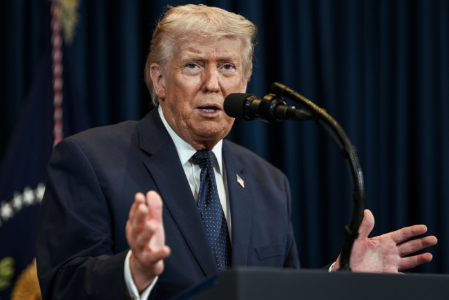 Trump kritisoi Irania Hormuzin salmen tankkerimaksuista: "Parempi, etteivät peri"