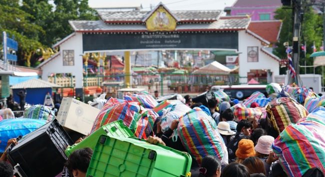 Tuhannet pakenevat Thaimaan ja Kambodžan rajalta: Thaimaa iskee Kambodžaan ja Trumpin tulitauko romahtaa