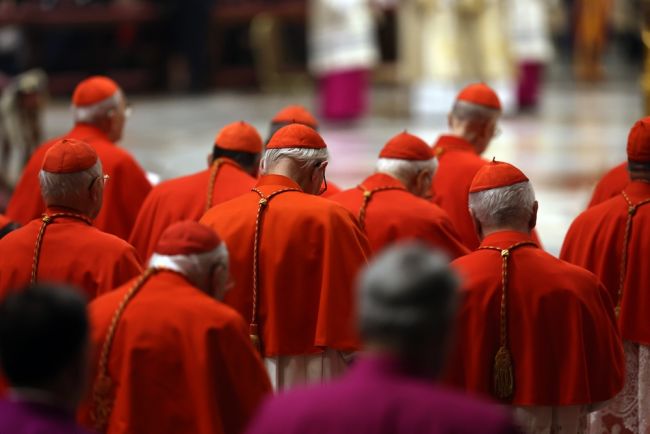 Kardinaalit kokoontuvat paavi Franciscuksen poismenon jälkeen, valmistautuvat hautajaisiin
