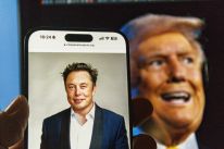 media/45/trumpmuskhold_4574573t.jpg
