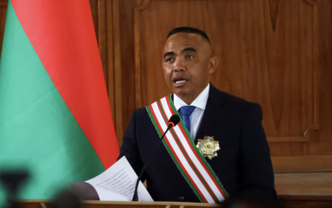Madagaskarin presidentti Randrianirina erottaa pääministerinsä ja koko hallituksensa