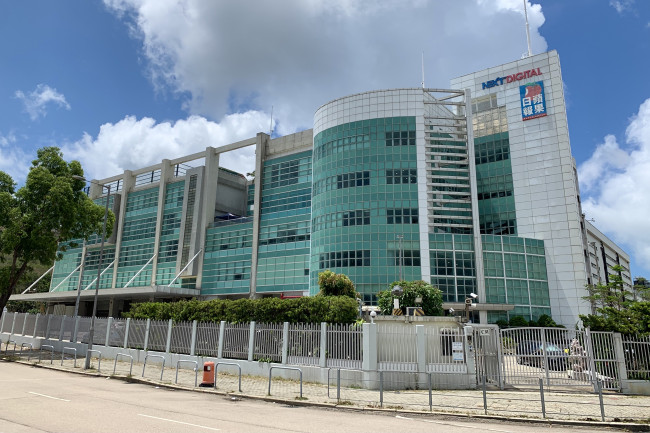 Kuka on Jimmy Lai? Hongkongilainen mediamagnaatti tuomittiin 20 vuodeksi vankeuteen