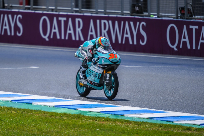 Moto3-kuljettaja Adrián Fernández hylättiin kuudesta kilpailusta, kun hänen pyöräänsä todettiin manipuloitu