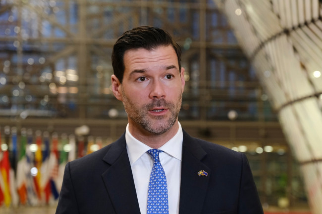 Ruotsi tiukentaa kansalaisuussääntöjä, hallitus pyrkii hillitsemään maahanmuuttoa