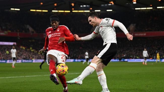 Valioliigakisa avautuu, kun Nottingham Forest pelaa tasapelin Liverpoolin kanssa 1-1 ja ohittaa Arsenalin