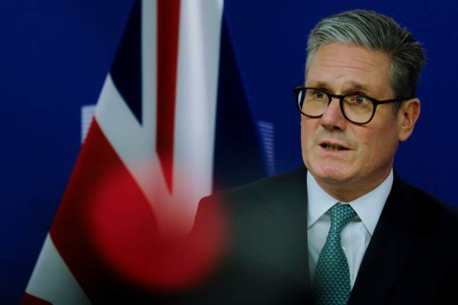 Starmer vannoo taistelevansa, kun eropyynnöt horjuttavat Labourin johtoa: "En ole valmis luopumaan"