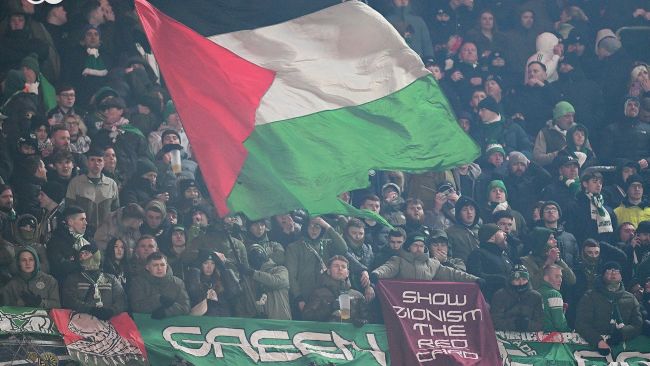 Kelttiläiset fanit heiluttivat Palestiinan lippuja Münchenissä: "Näytä sionismille punainen kortti"