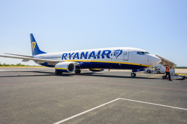 Mies oli vähällä joutua imetyksi ulos ikkunasta Ryanairin lennolla