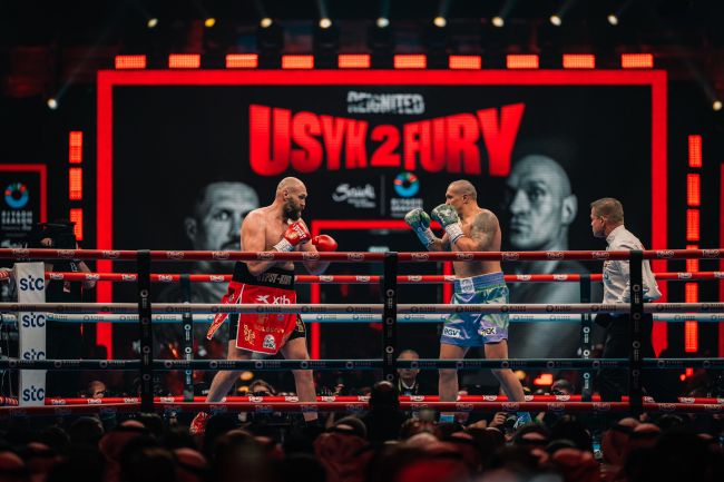 Tyson Fury hävisi taas Oleksandr Usykia vastaan eeppisessä raskaansarjan uusintaottelussa Riadissa