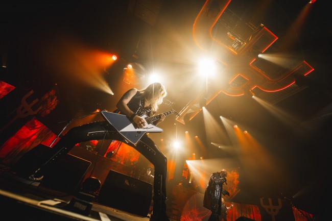 Judas Priest tekee kunniaa Ozzy Osbournelle hyväntekeväisyysversiolla War Pigsista