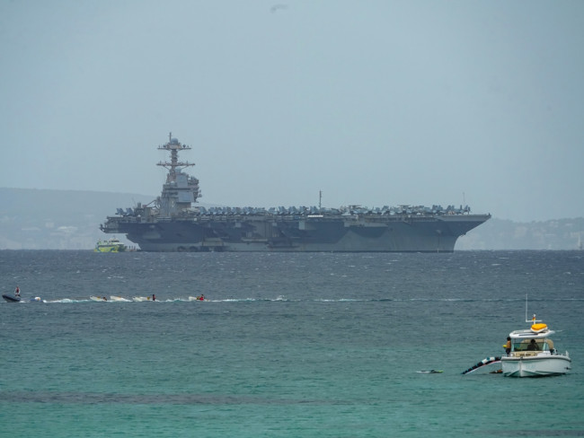 Trump lähettää hävittäjiä "potkimaan oven maahan" Iranissa