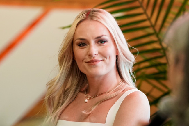 Lindsey Vonn ilmestyy jälleen ilman kainalosauvoja Met-gaalaan kolme kuukautta olympiaonnettomuuden jälkeen