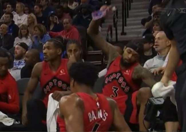 Toronto Raptorsin Brandon Ingramille 25 000 dollarin sakko vedellä täytetyn pullon heittämisestä