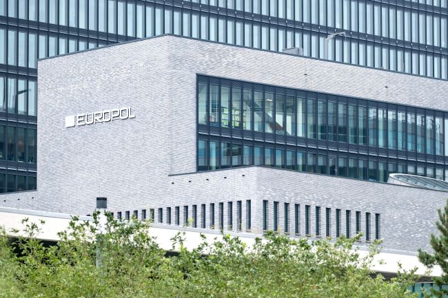 Europol pidätti kaksi tusinaa tekoälyn luomien lasten hyväksikäyttökuvien vuoksi