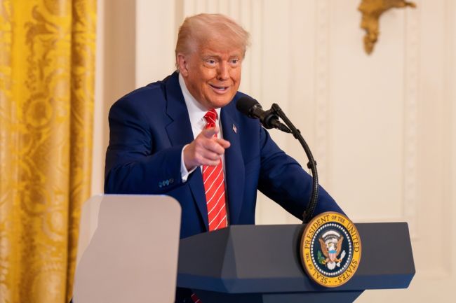 Trumpin Persianlahden kiertue lähestyy loppuaan, kun Arabiemiirikunnat pyrkii tekoälyn voimanpesän asemaan