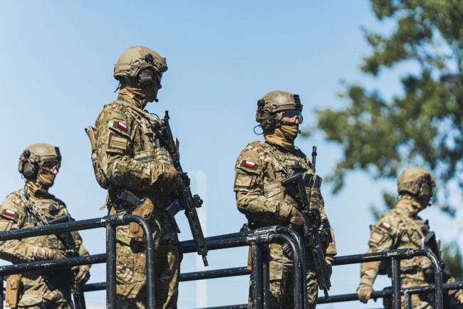 Puola lähettää 10 000 sotilasta vartioimaan infrastruktuuria venäläisten hyökkäysten jälkeen