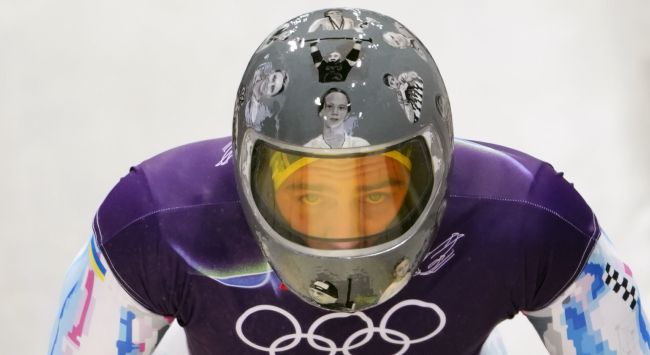 KOK kieltää Ukrainan olympialaisia käyttämästä kypärää, jossa on Venäjän tappamien urheilijoiden kuvia