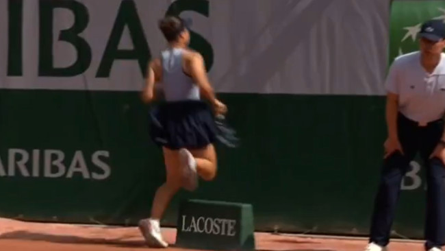 Roland Garros on vaarallisten Lacosten sponsoroimien kylttien kohteena: Pelaajat kompastuvat ja loukkaantuvat