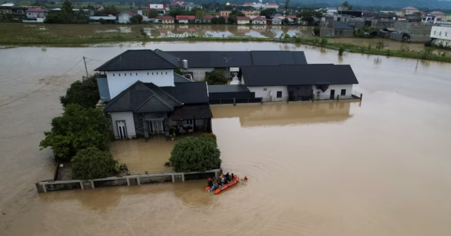 Indonesian tulvien ja maanvyöryjen kuolonuhrien määrä ylittää 700:n rajan