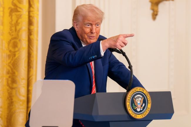 Trump ilmoittaa uusista tulleista Euroopan digitaalisista säännöistä johtuen