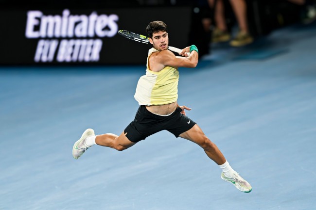 Carlos Alcaraz on vain 50 pisteen päässä tenniskruunusta ja voi päästä välieriin tänä iltana