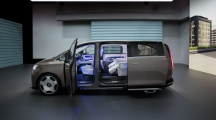 Mercedes esittelee uuden seitsenpaikkaisen auton, jonka toimintasäde on 700 kilometriä