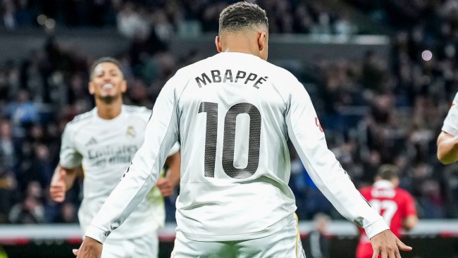Kylian Mbappé osoittaa kunnioitusta Cristiano Ronaldolle, kun hän tasoittaa Real Madridin maaliennätystä