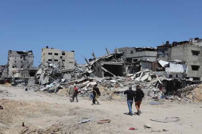 Kymmeniä kuollut, kun Israel tunkeutuu syvemmälle Gazan kaupunkiin