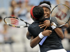 Serena Williams on murtunut jouduttuaan vet&auml;ytym&auml;&auml;n Wimbledonin kaksinpelist&auml;, kun turnauksen viiv&auml;styminen esti heid&auml;n ottelunsa pelaamisen