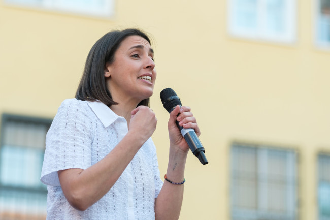 Katso, kun Irene Montero laulaa Euroopan parlamentissa ”Hyvää syntymäpäivää” Trumpille protestina EU:n kannalle Iranin sodassa