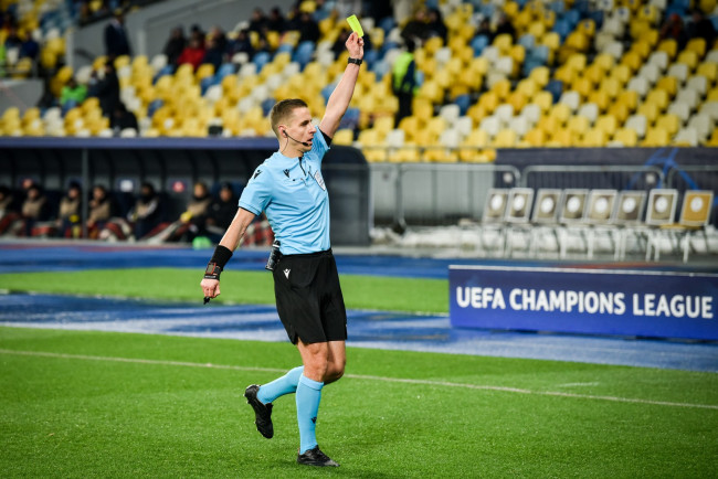 Michael Olise uhkaa saada UEFA:n rangaistuksen tahallisesta keltaisen kortin saamisesta.