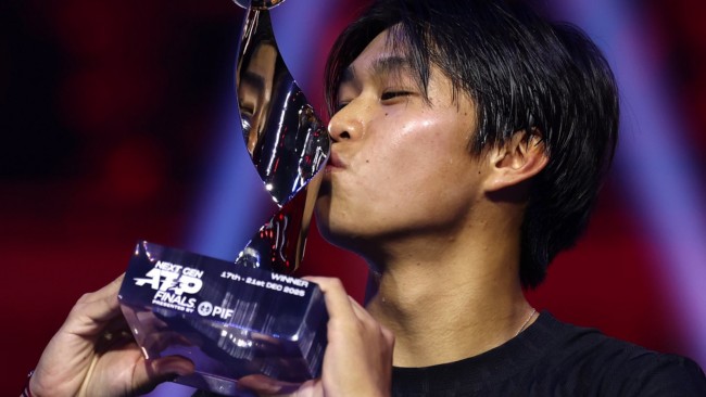 20-vuotias yhdysvaltalainen Learner Tien nostaa vuoden viimeisen ATP-turnauksen voittopokaalin