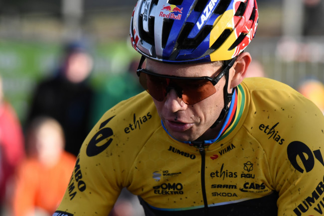 Wout van Aert ohittaa Pogacarin Paris-Roubaixissa ja voittaa toisen Monumentin, 