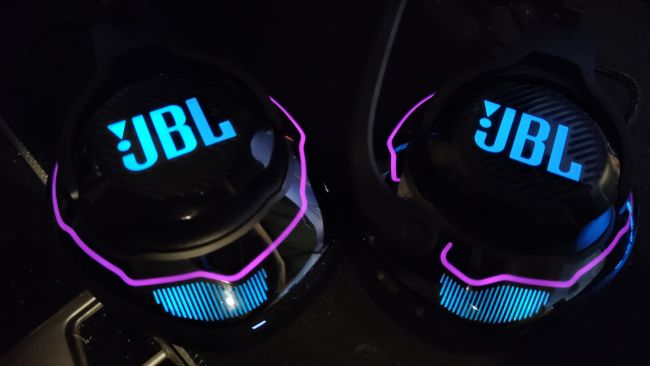 JBL Quantum 910 Wireless kääntää pään
