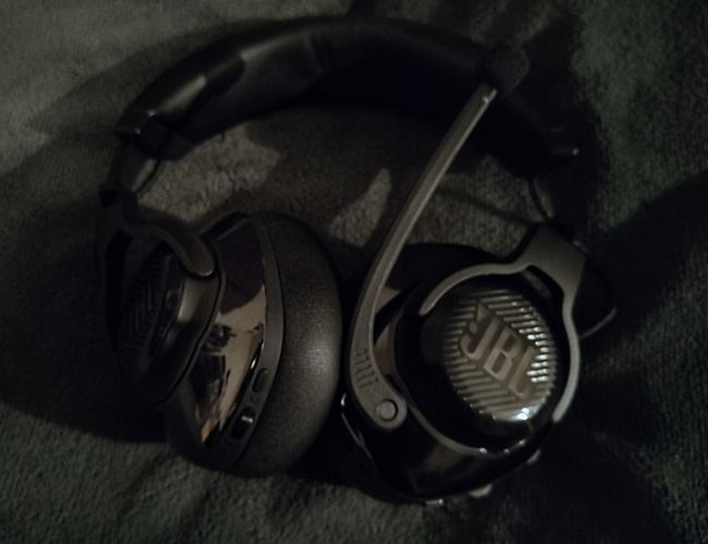 JBL Quantum 910 Wireless kääntää pään