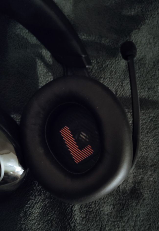 JBL Quantum 910 Wireless kääntää pään