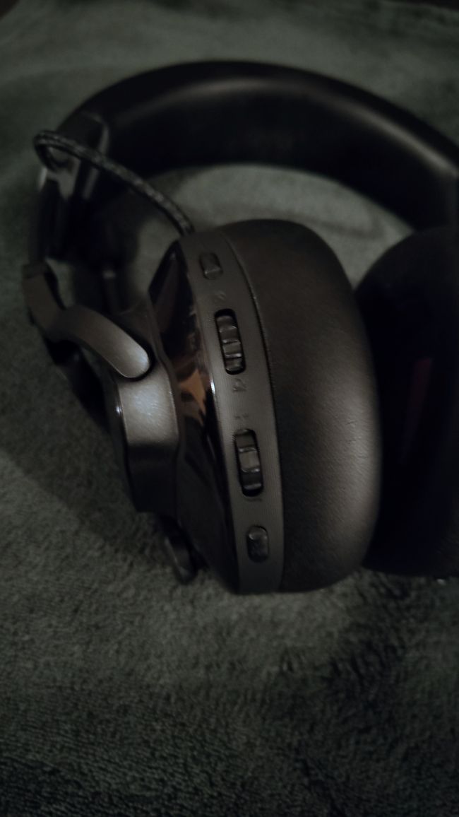 JBL Quantum 910 Wireless kääntää pään