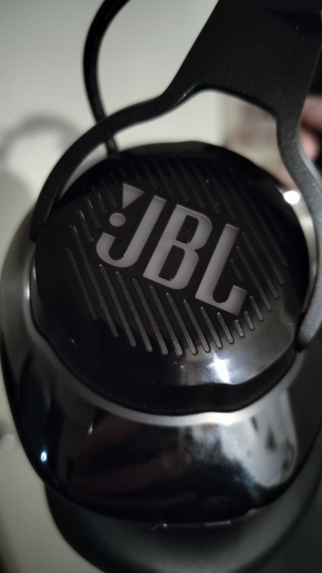 JBL Quantum 910 Wireless kääntää pään