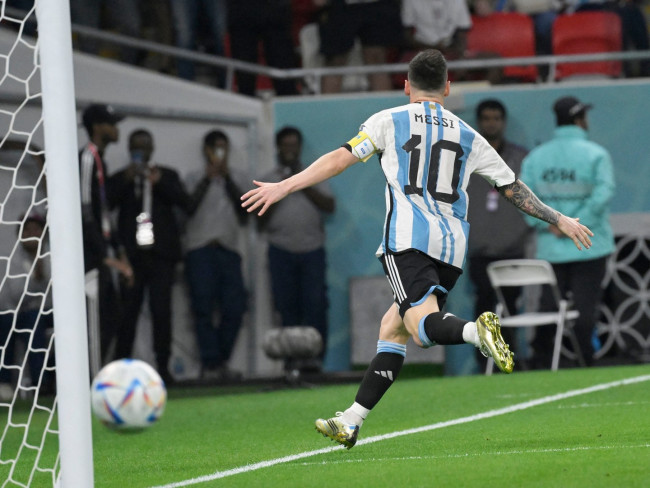 Leo Messi teki hattutempun ja rikkoi MM-ennätyksen, mutta ottelussa herätti kohua punaisen kortin myöntämättä jättäminen