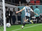 Leo Messi teki hattutempun ja rikkoi MM-enn&auml;tyksen, mutta ottelussa her&auml;tti kohua punaisen kortin my&ouml;nt&auml;m&auml;tt&auml; j&auml;tt&auml;minen