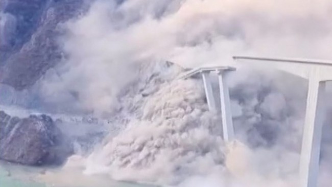 Video tallentaa hetken, jolloin Kiinassa hiljattain rakennettu 2,500-jalkainen silta romahtaa sekunneissa